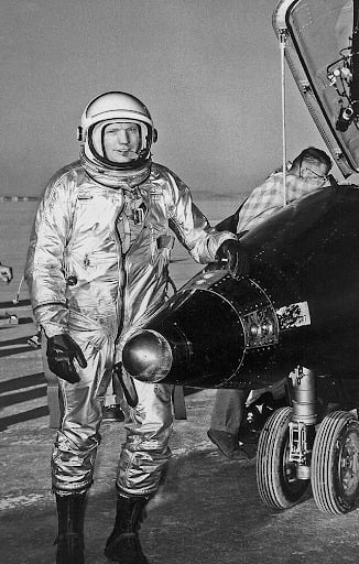 Learn English with music about space travel | Singit
